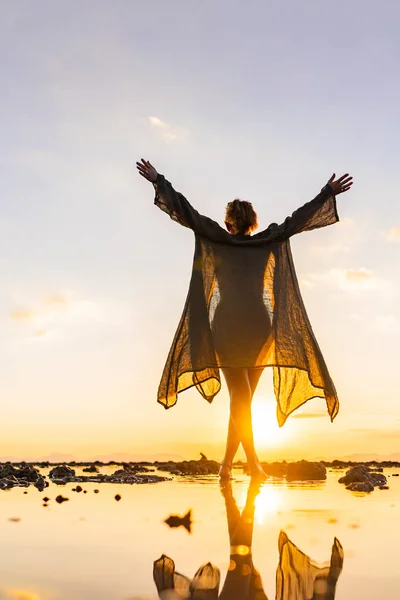 Frau am Strand bei Sonnenuntergang — Stockfoto