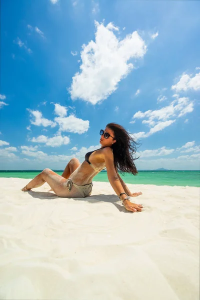 Mujer disfrutando de sus vacaciones en un tranvía en la playa tropical — Foto de Stock