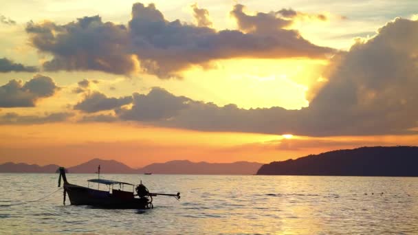 Традиційний Довгий Хвіст Човна Пляжі Заході Сонця Таїланді — стокове відео