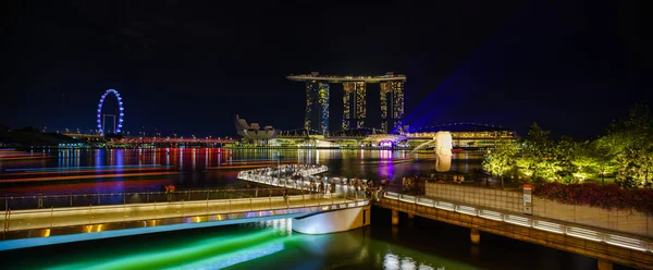 Marina Bay Sands la nuit le plus grand hôtel d'Asie . — Photo