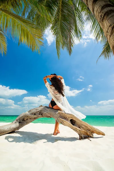 Femme profitant de ses vacances sur une transat à la plage tropicale — Photo