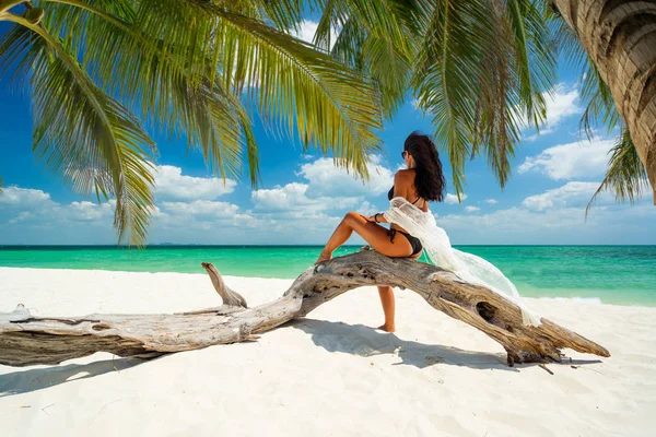 Mujer disfrutando de sus vacaciones en un tranvía en la playa tropical —  Fotos de Stock