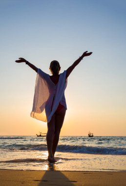 Kadın sahilde yürüyüş