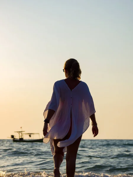 Kadın sahilde yürüyüş — Stok fotoğraf