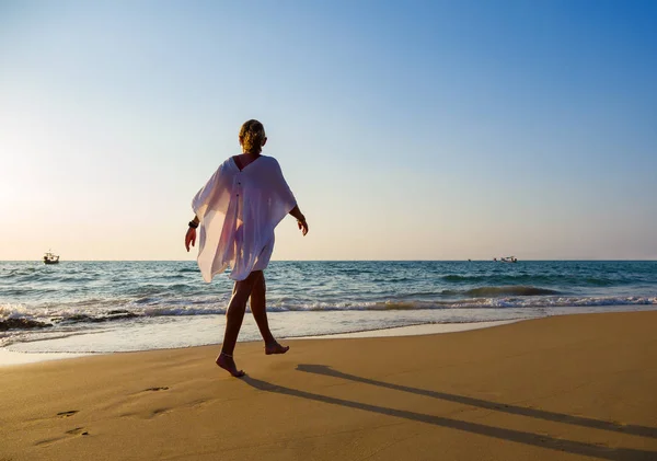 Mulher andando na praia um — Fotografia de Stock