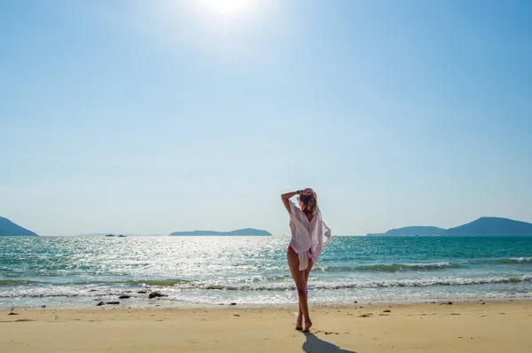 Vrouw geniet van haar vakantie aan het tropische strand — Stockfoto