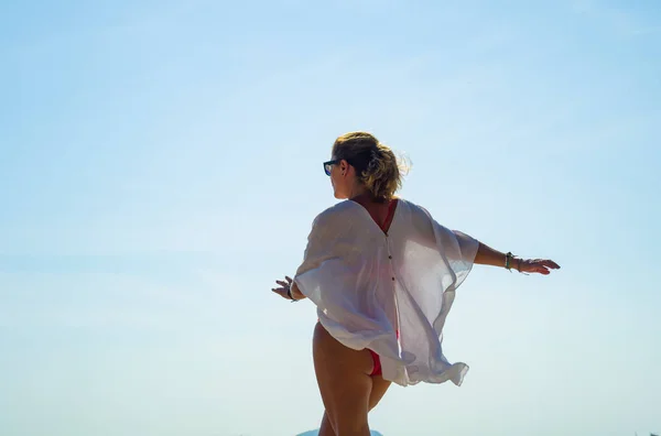Frau genießt ihren Urlaub am tropischen Strand — Stockfoto