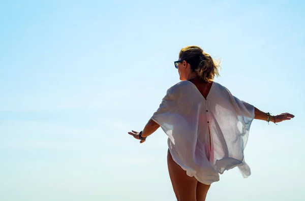 Donna godendo le sue vacanze sulla spiaggia tropicale — Foto Stock