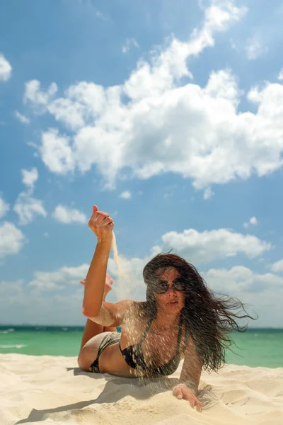 Mujer disfrutando de sus vacaciones en un tranvía en la playa tropical —  Fotos de Stock