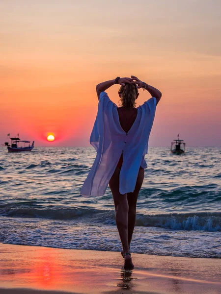 Vrouw lopen op het strand een — Stockfoto