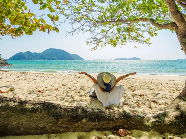 Kvinna njuter av sin semester på en transat på den tropiska stranden — Stockfoto