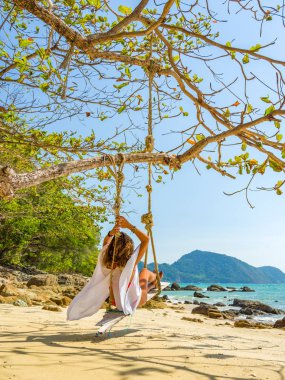 Kumsalda dinlenen bir kadın.