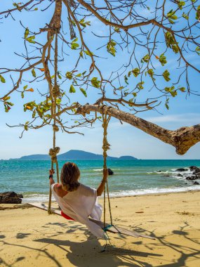 Kumsalda dinlenen bir kadın.
