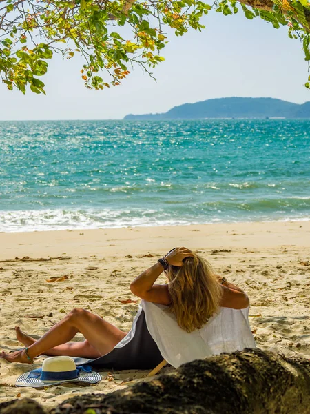 Mulher desfrutando de suas férias em um transat na praia tropical — Fotografia de Stock