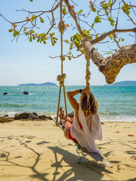 Vrouw ontspannen op het strand — Stockfoto