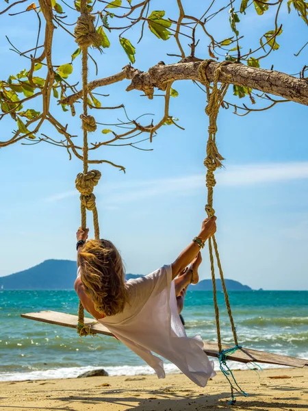 Femme se détendre à la plage — Photo