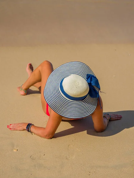 Νεαρή γυναίκα στην τροπική παραλία — Φωτογραφία Αρχείου