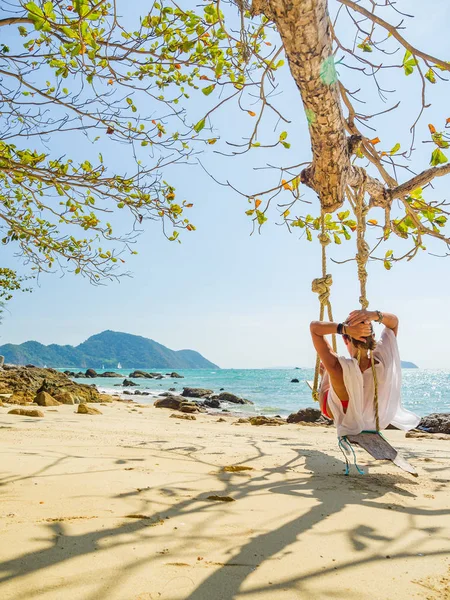 Kvinna avkopplande på stranden — Stockfoto