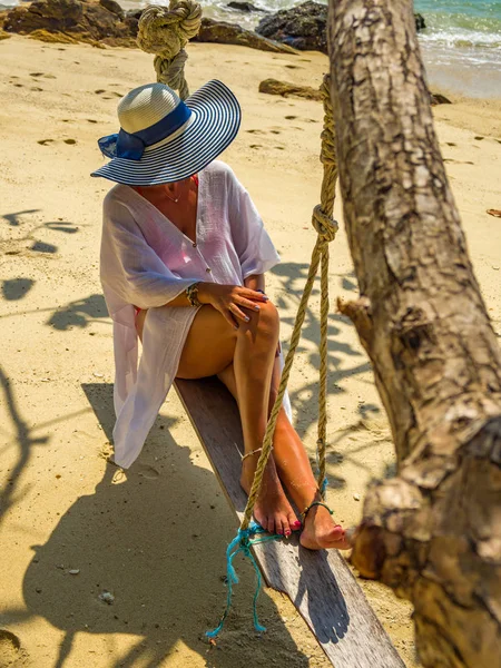 Vrouw ontspannen op het strand — Stockfoto