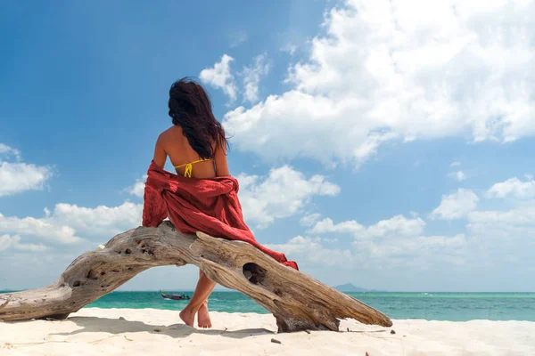 Mulher desfrutando de suas férias em um transat na praia tropical — Fotografia de Stock