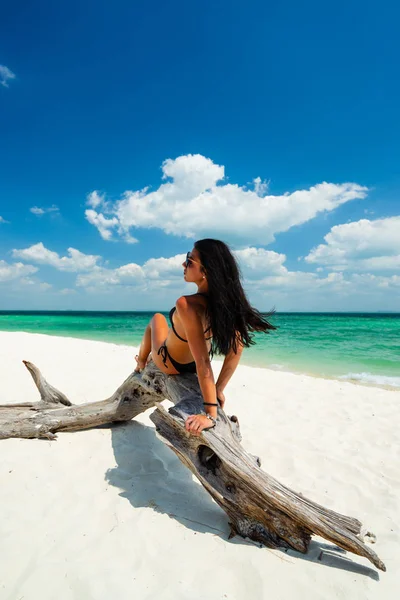 Mujer disfrutando de sus vacaciones en un tranvía en la playa tropical —  Fotos de Stock