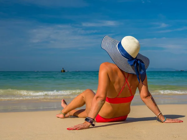 Młoda kobieta na tropikalnej plaży — Zdjęcie stockowe