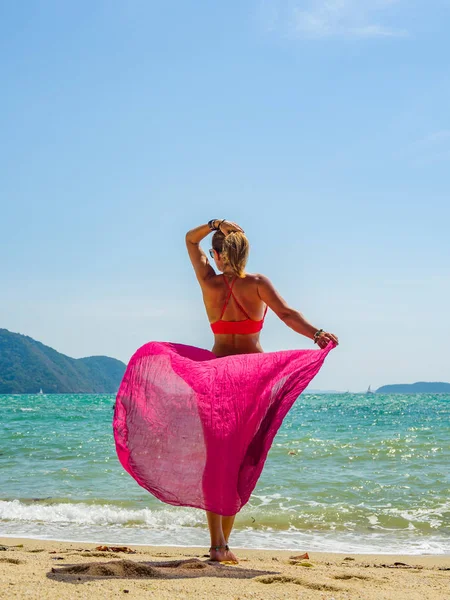 Vrouw geniet van haar vakantie aan het tropische strand — Stockfoto