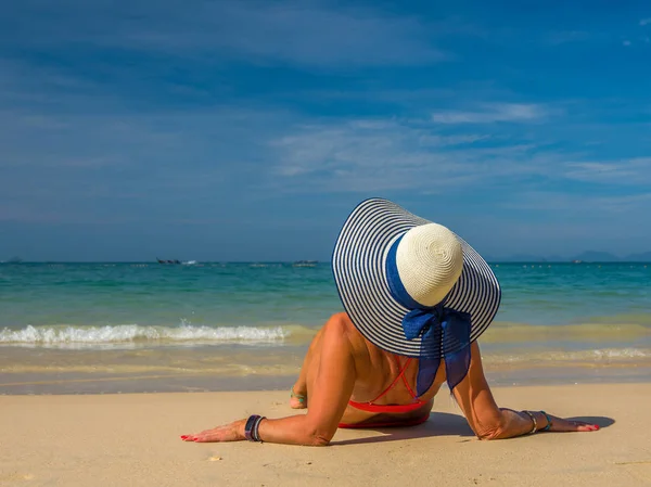 Jonge vrouw aan het tropische strand — Stockfoto