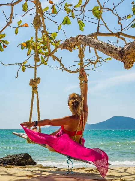 Donna che si rilassa in spiaggia — Foto Stock