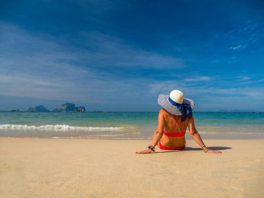 Tropik plajda genç bir kadın 