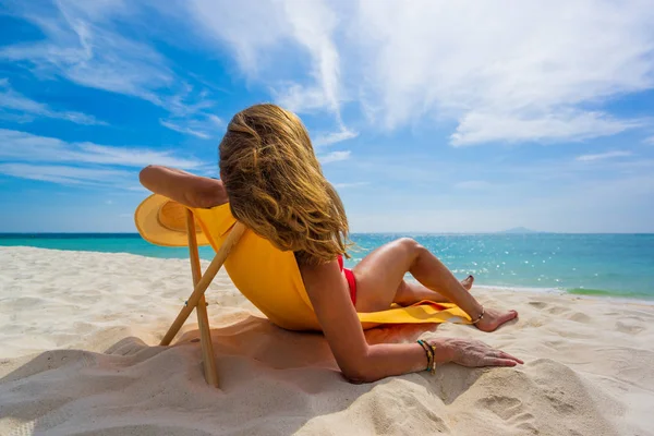 Mujer disfrutando de sus vacaciones en un tranvía en la playa tropical — Foto de Stock