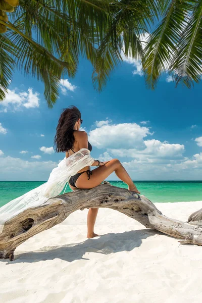 Donna godendo le sue vacanze sulla spiaggia tropicale i — Foto Stock