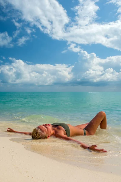 熱帯のビーチで若い女性 — ストック写真