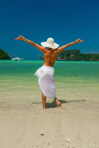 Jonge vrouw aan het tropische strand — Stockfoto