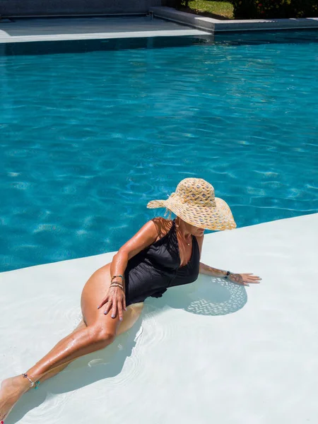 Woman relaxing in swimming pool at spa resort. r — Stock Photo, Image