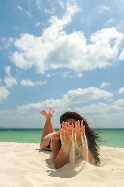 Mujer disfrutando de sus vacaciones en un tranvía en la playa tropical — Foto de Stock