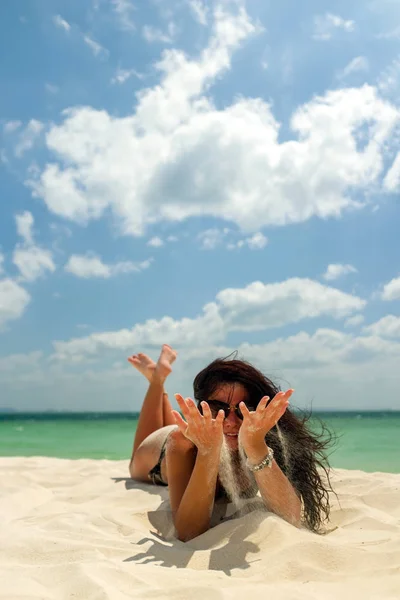 Mujer disfrutando de sus vacaciones en un tranvía en la playa tropical —  Fotos de Stock