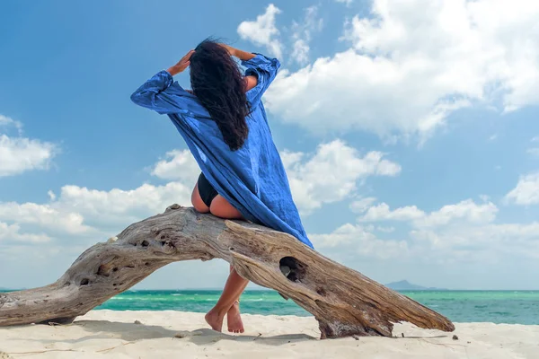 Vrouw geniet van haar vakantie op een transat aan het tropische strand — Stockfoto