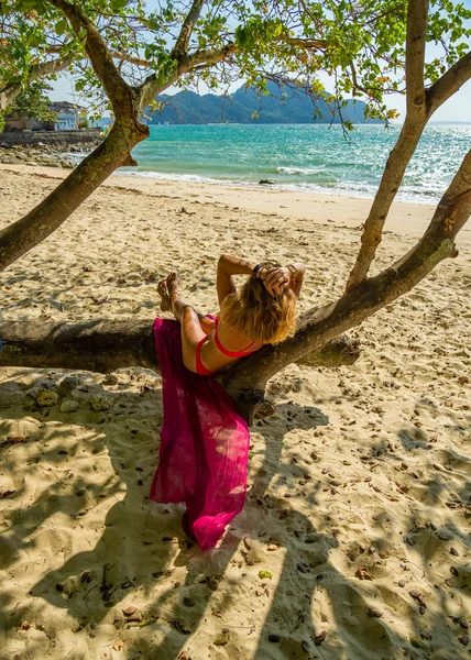 Γυναίκα απολαμβάνει τις διακοπές της στην τροπική παραλία i — Φωτογραφία Αρχείου
