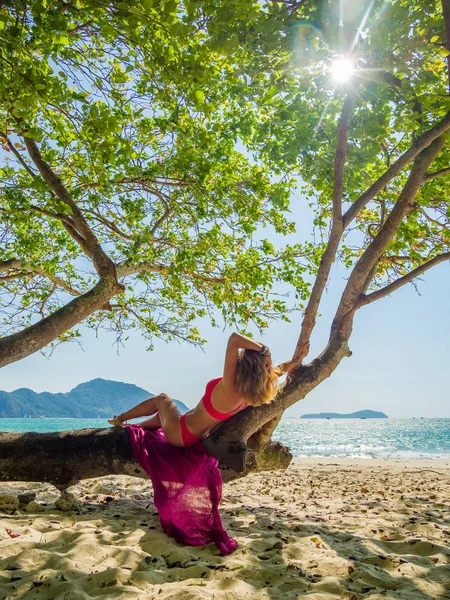 Kvinna njuter av sin semester på den tropiska stranden i — Stockfoto