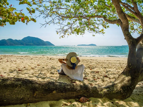 Vrouw geniet van haar vakantie op een transat aan het tropische strand — Stockfoto