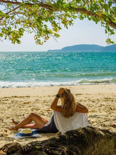 Kvinna njuter av sin semester på en transat på den tropiska stranden — Stockfoto