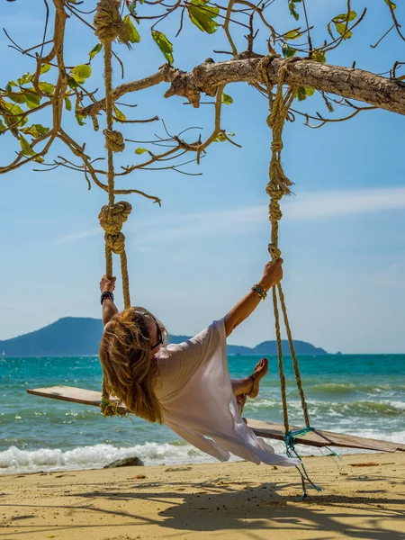 Femme se détendre à la plage — Photo