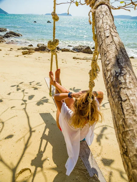 Mulher relaxante na praia — Fotografia de Stock