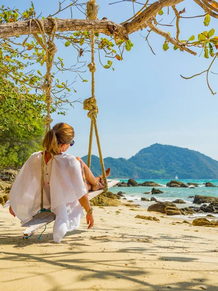 Kvinna avkopplande på stranden — Stockfoto