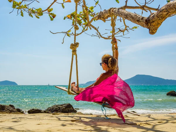 Žena relaxuje na pláži — Stock fotografie