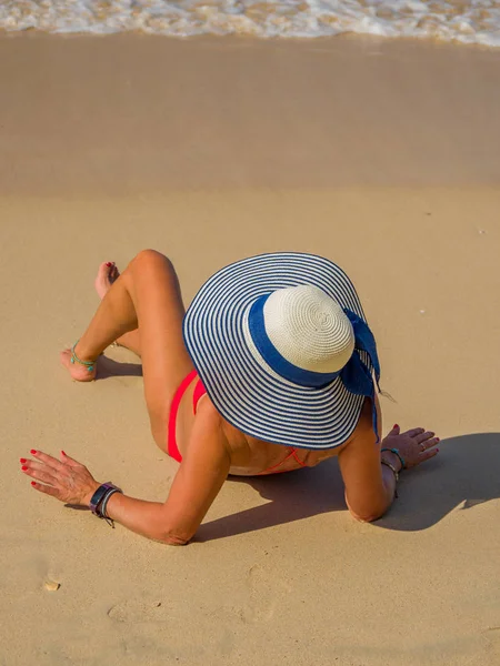 Ung kvinna vid den tropiska stranden — Stockfoto