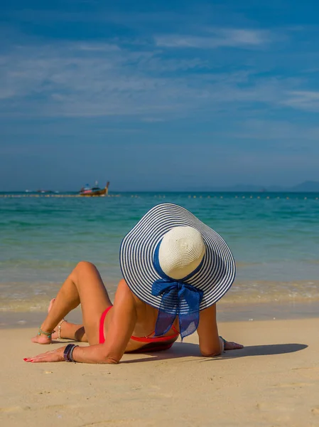 Ung kvinna vid den tropiska stranden — Stockfoto