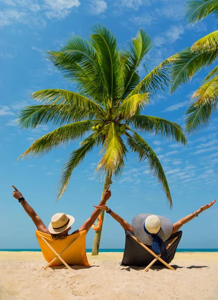 Pár posezení a relaxaci tropické pláže — Stock fotografie
