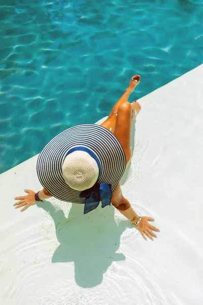 Donna che si rilassa in piscina al resort termale. r — Foto Stock